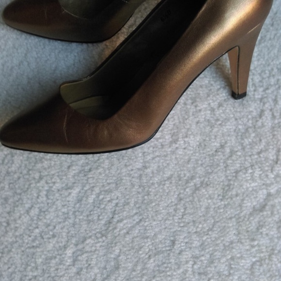 Pumps - Picture 2 of 2